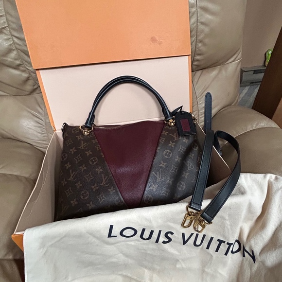 FULL INCLUSION 🔥🔥Stunning Louis Vuitton V tote  in monogram/Merlot - Picture 9 of 15